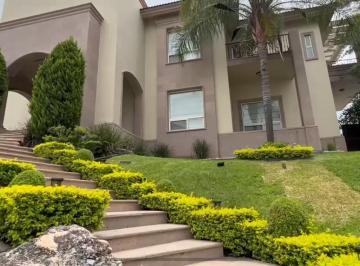 Casa · 1012m² · 4 Recámaras · Casa en Venta Portal del Huajuco