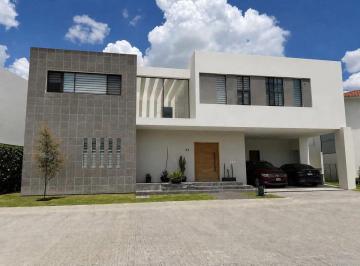 Casa en condominio de 4 habitaciones, Metepec · Residencia en Rentahacienda San Antonio, Metepec. Cuenta con 4 Recámaras