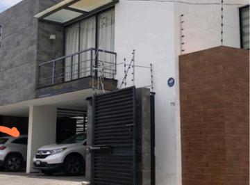 Casa de 3 habitaciones, San Pedro Cholula · Casa en Venta Zona Momoxpan, Cerca de Plaza Comercial Explanada Puebla