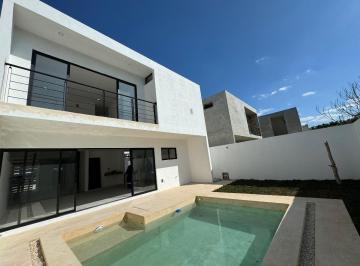 Casa · 256m² · 4 Recámaras · 2 Estacionamientos · Casa con Paneles Solares en Venta Al Norte de Merida.