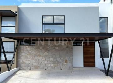Casa · 262m² · 4 Recámaras · 3 Estacionamientos · Casa en Venta en Cañadas de Lago Corregidora