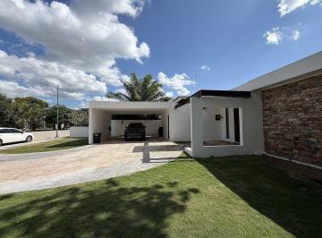 b930e4ed6c02cc8c0efcd04f9c905e59ab4bdf9bcec0fdd8cd2aac00295c89d7 · Casa de un Nivel con Alberca de Venta en La Rejoyada