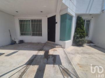 Casa · 172m² · 3 Recámaras · 2 Estacionamientos · Casa en Venta en El Mirador Queretaro Primera Cerrada