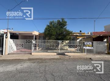 Casa · 180m² · 4 Recámaras · 6 Estacionamientos · Casa en Venta de Una Planta Cerca de Av Universidad