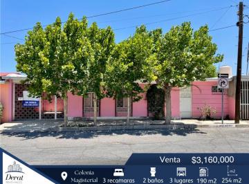 Casa de 3 habitaciones, Chihuahua · Casa Céntrica Col. Magisterial, de Una Planta en Venta Frente a Parque