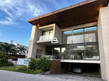 Casa · 800m² · 4 Recámaras · 6 Estacionamientos · Casa en Puerto Cancún