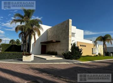 Casa · 907m² · 3 Recámaras · 6 Estacionamientos · Casa en Renta en El Campanario, Amueblada Estilo Contemporáneo
