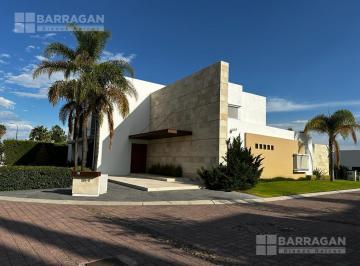 Casa · 907m² · 3 Recámaras · 6 Estacionamientos · Casa en Renta en El Campanario, Amueblada Estilo Contemporáneo