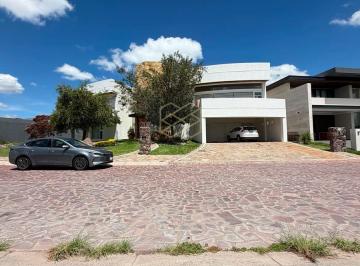Casa · 682m² · 3 Recámaras · 6 Estacionamientos · Casa en Country Club Gran Jardín