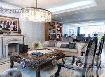 Casa · 500m² · 4 Recámaras · 2 Estacionamientos · Casa en Venta - Renta, Polanco Excelente Ubicación y Buenos Espacios