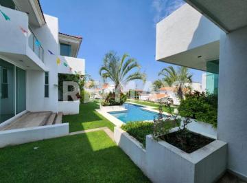 Casa · 530m² · 6 Recámaras · 4 Estacionamientos · Casa en Venta en Morelos, Fraccionamiento Lomas de Cocoyoc, Morelos