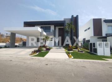 Casa · 627m² · 4 Recámaras · 2 Estacionamientos · Casa en Venta en Morelos, Fraccionamiento Lomas de Cocoyoc