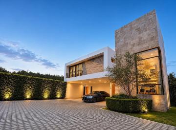 Casa en condominio · 468m² · 3 Recámaras · 4 Estacionamientos · Casa del Bosque Metepec, en Venta