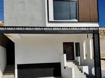 Casa · 217m² · 3 Recámaras · 2 Estacionamientos · Casa en Venta Fracc. Altozano $5,750,000.