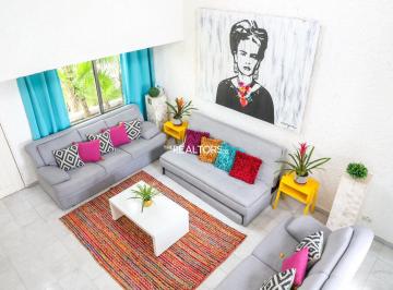 Casa · 262m² · 5 Recámaras · 2 Estacionamientos · Villa de 5 Habitaciones en Renta