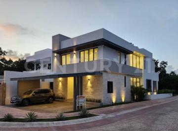 Casa · 329m² · 4 Recámaras · 3 Estacionamientos · Hermosa Casa en Venta en Lagos del Sol Yp0225