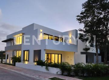 Casa · 329m² · 4 Recámaras · 3 Estacionamientos · Hermosa Casa en Venta en Lagos del Sol Yp0225