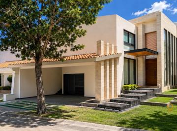 Casa · 485m² · 4 Recámaras · 3 Estacionamientos · Moderna Casa Residencial Fracc Villantigua Slp
