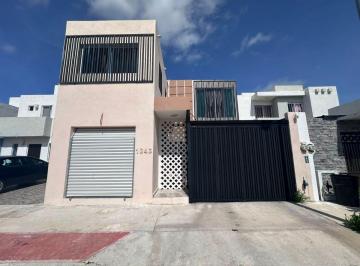 Casa de 4 habitaciones, Mérida · Casa Renovada con Alberca en Paseos de Mérida | 176 m² de Terreno | 220 m² de Construcción