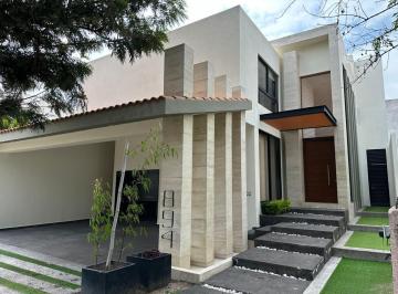 Casa · 485m² · 4 Recámaras · 3 Estacionamientos · Casa en Venta en Villa Antigua, San Luis Potosí