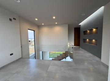 Casa · 255m² · 3 Estacionamientos · Espectacular Casa en Lomas del Molino