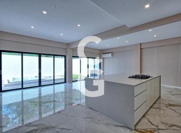 Casa · 311m² · 5 Recámaras · 2 Estacionamientos · Casa en Venta en Cancún en Residencial Vía Cumbres con Doble Terraza