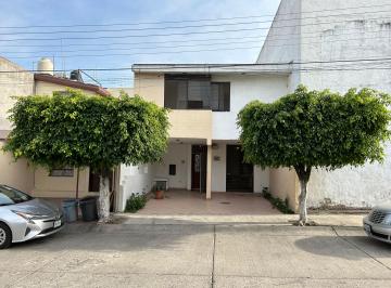 Casa de 3 habitaciones, Zapopan · Excente Casa en Coto con Seguridad 3 Rec 2 y Medio Baños