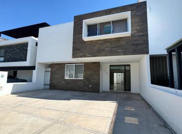 Casa · 280m² · 4 Recámaras · 3 Estacionamientos · Casa - Lomas de Juriquilla