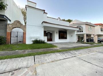 Casa de 3 habitaciones, Zapopan · Casa en Venta en Callejon del Parque