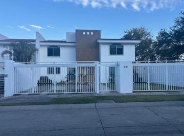 Casa en Venta de 4 habitaciones El Palomar · Casa en Venta con 4 Recámaras (Una en Pb) en El Palomar, Sección Jockey Club