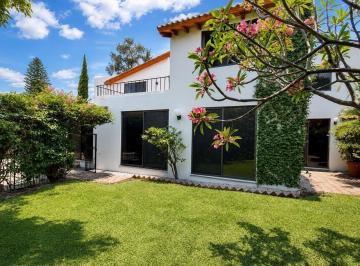 Casa · 230m² · 3 Recámaras · 2 Estacionamientos · Casa en Renta en Condominio con Alberca en Lomas de Atzingo, Cuernavaca Morelos.