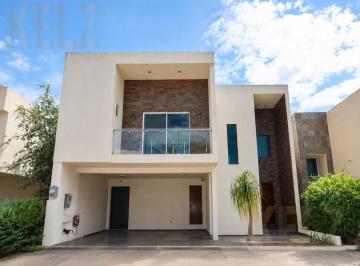 Casa · 300m² · 3 Recámaras · 2 Estacionamientos · Casa en Renta en Fracc Villas Náutico.