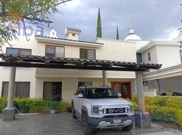 Casa · 300m² · 3 Recámaras · 2 Estacionamientos · Casa en Renta en Jardines del Campestre