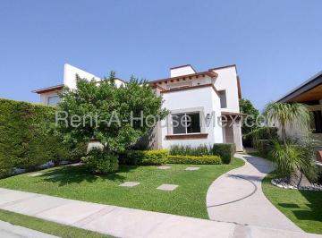 Casa de 4 habitaciones, Tequisquiapan · Casa en Venta en Tequisquiapan Club de Golf | 4 Recámaras | Amplio Jardín