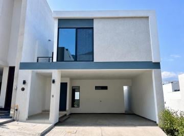Casa · 228m² · 3 Recámaras · 2 Estacionamientos · Casa en Venta en Santoral Garcia