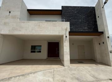 Casa · 320m² · 4 Recámaras · 3 Estacionamientos · Casa en Fraccionamiento Rincón de Alcántara