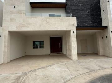 Casa · 320m² · 4 Recámaras · 3 Estacionamientos · Casa en Fraccionamiento Rincón de Alcántara