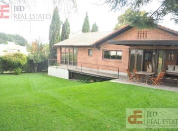 Casa · 450m² · 3 Recámaras · 3 Estacionamientos · Casa - Club de Golf Los Encinos