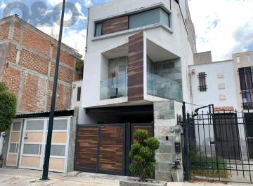 Casa · 250m² · 3 Recámaras · 1 Estacionamiento · Casa en Venta en El Faro, León Gto