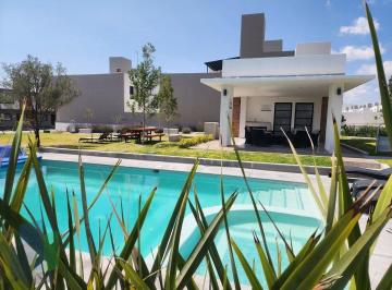 ec2294e748b3e19a3b7cfc56b00e012bd696e2c70ebfbecfeb3084a7ac962ff7 · Casa en Renta con Estudio en Planta Baja con Baño Completo.