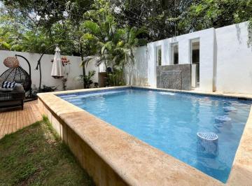 Casa de 4 habitaciones, Solidaridad · Casa con Alberca Privada, Sala de Doble Altura en Residencial Bambú, en Venta