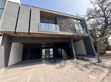 Casa · 500m² · 3 Recámaras · 3 Estacionamientos · Casa en Venta en La Joya, Privada Magnolia, Monterrey