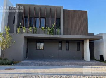 Casa · 391m² · 3 Recámaras · 3 Estacionamientos · Casa en Venta en Lomas del Campanario Norte, Lagos