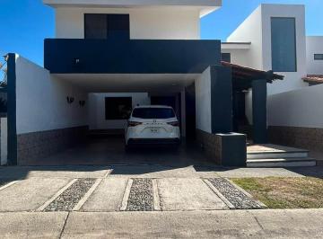 Casa · 300m² · 3 Recámaras · 4 Estacionamientos · Casa en Renta Primera Sección, El Palomar