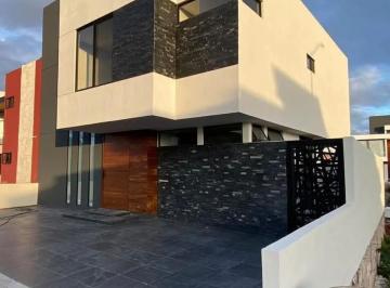 Casa · 213m² · 3 Recámaras · 4 Estacionamientos · Casa en Venta en Hacienda Carlota, Corregidora