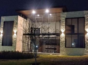 Casa · 270m² · 3 Recámaras · 3 Estacionamientos · Casa en Venta en Zibatá