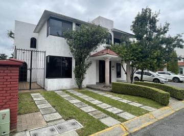 Casa · 291m² · 4 Recámaras · 2 Estacionamientos · Casa en Venta en Toluca, San Mateo Otzacatipan