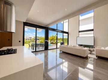 Casa · 561m² · 4 Recámaras · 4 Estacionamientos · Casa Frente Al Lago en Lagos del Sol Cancun