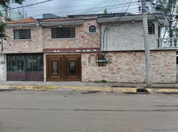 Casa · 430m² · 4 Recámaras · 1 Estacionamiento · Casa con Locales en Venta, Toluca, Col. Las Margaritas