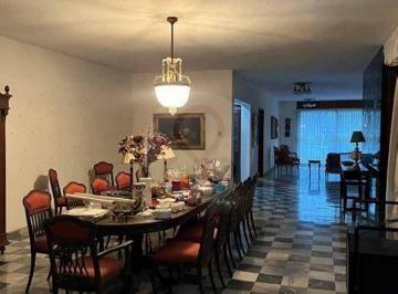 Casa · 694m² · 5 Recámaras · 4 Estacionamientos · Casa en Renta en Bellavista